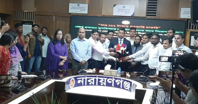 জেলা প্রশাসনে ১১২ টাকায় চাকরি পেল ১৪ জন